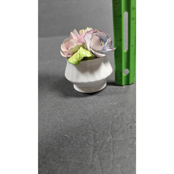 Vintage Royal Sutherland Bone China Flower Bouquet Figurine Staffordshire *chip - Picture 9 of 9